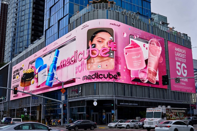 메디큐브 미국 LA MOXY호텔 전광판 옥외광고. /에이피알