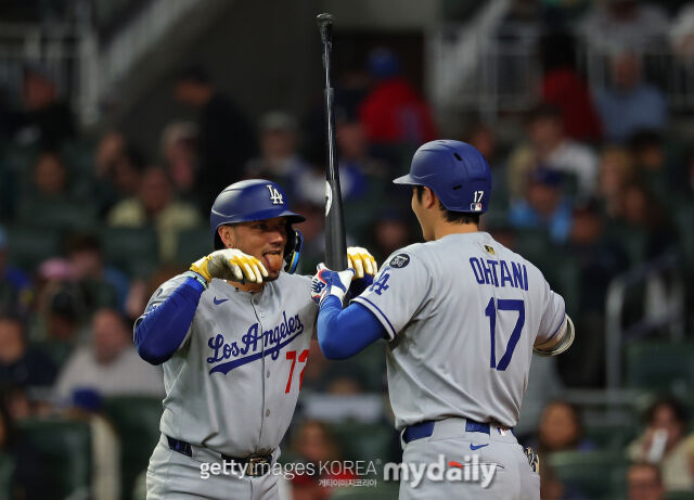 LA 다저스 미겔 로하스와 오타니 쇼헤이(오른쪽)./게티이미지코리아