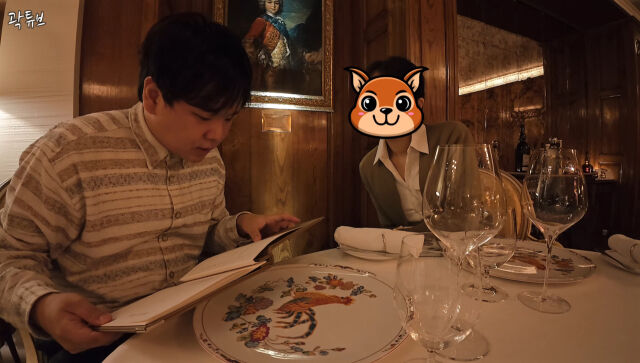 곽준빈(곽튜브) 부부가 프랑스의 한 고급 식당에서 메뉴를 살펴보고 있다. / 유튜브 '곽튜브' 화면 캡처