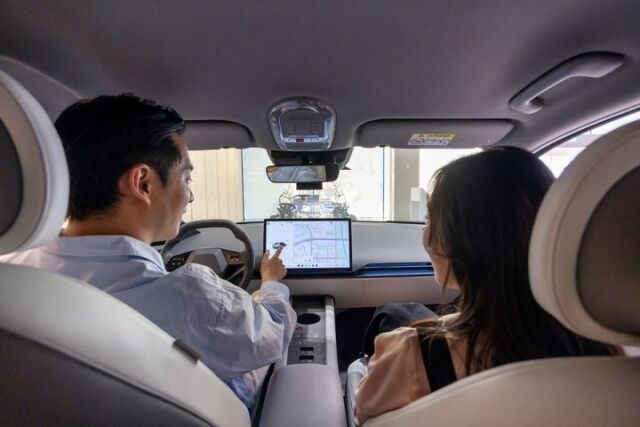 ‘UX 스튜디오 서울’에서 참가자들이 SDV 테스트베드 차량에서 플레오스 커넥트를 조작하는 모습. /현대차·기아