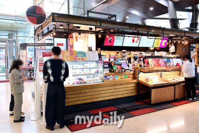 7일 오후 서울 을지로 투썸플레이스 매장에서 손님들이 메뉴를 고르고 있다.