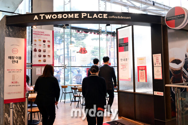 7일 오후 서울 을지로 투썸플레이스 매장에서 손님들이 들어서고 있다.
