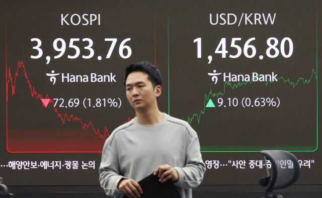 7일 서울 중구 하나은행 딜링룸에서 딜러들이 업무를 보고 있다. /뉴시스