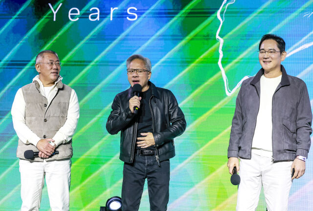 젠슨 황 엔비디아 최고경영자(CEO)와 이재용 삼성전자 회장, 정의선 현대차그룹 회장이 지난달 30일 서울 강남구 코엑스에서 열린 엔비디아 지포스 게이머 페스티벌에 참석했다. /뉴시스