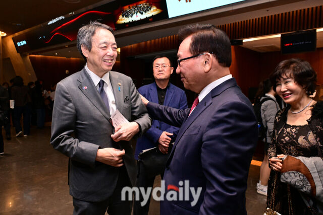 학교법인 미림학원이 7일 서울 잠실 롯데콘서트홀에서 제39회 Korea Women's Wind Orchestra(이하 K.W.W.O) 정기 연주회를 개최했다. 이날 행사에 참석한 롯데관광개발 김기병 회장과 동화면세점 신정희 사장이 미즈시마 주일대사와 환담을 나누고 있다. /곽경훈 기자