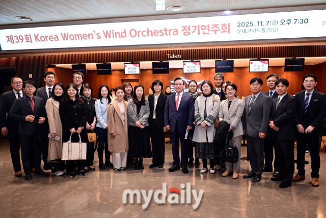 학교법인 미림학원(설립자, 이사장 김기병)이 7일 서울 잠실 롯데콘서트홀에서 제39회 Korea Women's Wind Orchestra(이하 K.W.W.O) 정기 연주회를 개최했다. 김기병 이사장이 미림학원 교직원과 함께 기념촬영을하고 있다. /곽경훈 기자<br>