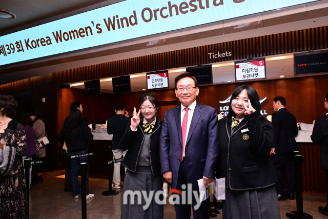 학교법인 미림학원(설립자, 이사장 김기병)이 7일 서울 잠실 롯데콘서트홀에서 제39회 Korea Women's Wind Orchestra(이하 K.W.W.O) 정기 연주회를 개최했다. 롯데관광개발 김기병 회장이 미림여고 학생들과 기념촬영을 하고 있다. /곽경훈 기자