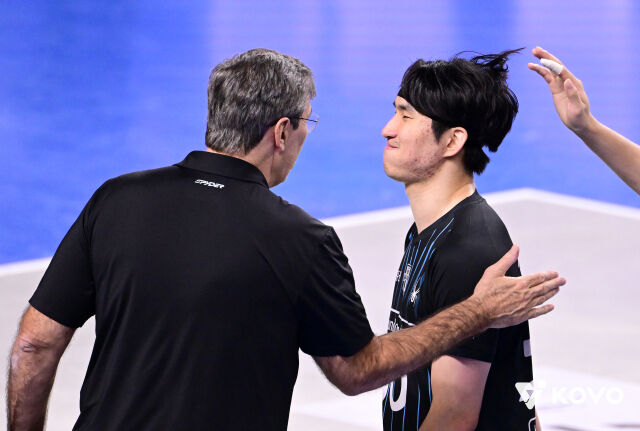 현대캐피탈 필립 블랑 감독과 신호진./KOVO