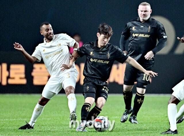 애슐리 콜 공 뺏는 박지성. 그 뒤엔 웨인 루니 / 마이데일리