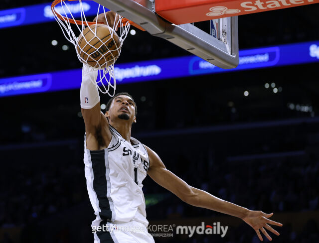 덩크하는 웸반야마. /게티이미지코리아