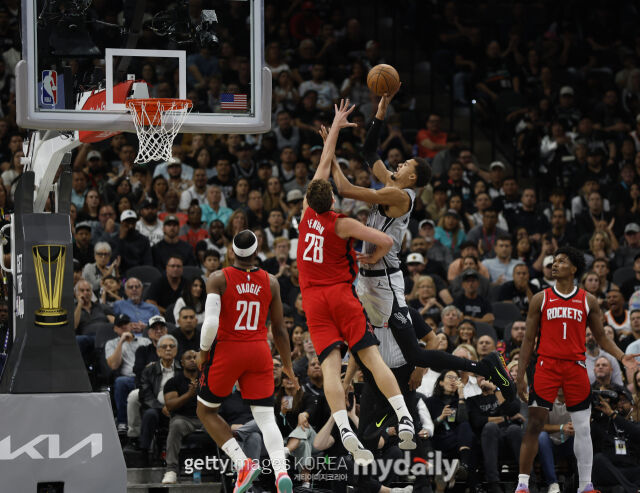 웸반야마(오른쪽에서 두 번째)가 8일 휴스턴과 경기에서 상대 수비수 위에서 슛을 던지고 있다. /게티이미지코리아