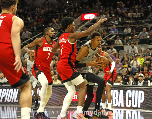 휴스턴 수비 사이를 뚫으며 공격하는 웸반야마(가장 오른쪽). /게티이미지코리아