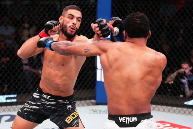 펀치를 날리는 봉핌. /UFC 제공