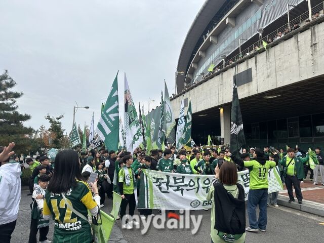 전북 현대 팬들이 경기 전 전주월드컵경기장 앞에서 응원가를 부르며 선수단을 맞이했다./전주월드컵경기장=노찬혁 기자