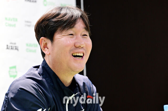 야구대표팀 류지현 감독이 9일 오후 서울 구로구 고척스카이돔에서 열리는 '2025 NAVER K-BASEBALL SERIES' 대한민국과 체코의 평가전 경기에 앞서 취재진과 인터뷰를 나누고 있다./고척=곽경훈 기자