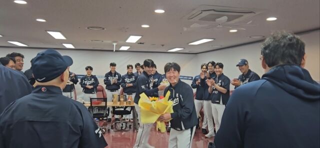 한국 야구 대표팀 원태인이 류지현 감독 얼굴에 케이크를 묻히고 있다./KBO