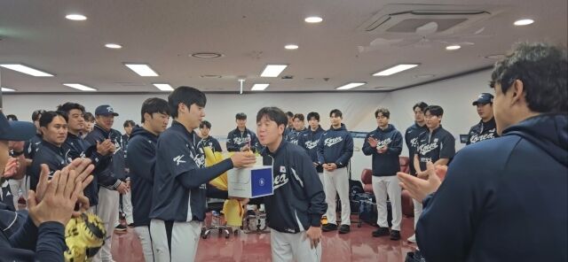 한국 야구 대표팀 선수단이 류지현 감독의 대표팀 첫 승을 축하했다./KBO