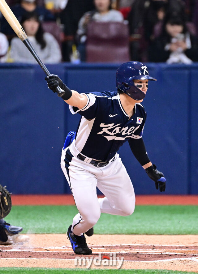 9일 오후 서울 구로구 고척스카이돔에서 진행된 '2025 NAVER K-BASEBALL SERIES' 대한민국-체코와의 평가전 경기. 대한민국 김성윤이 2회초 2사 1,2루에서 내야 땅볼을 때리고 있다./마이데일리