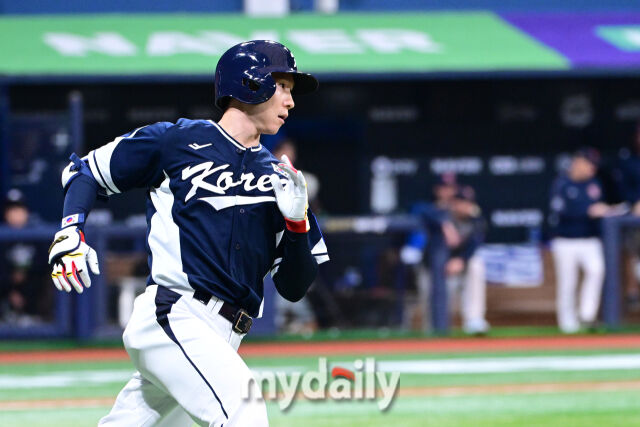 9일 오후 서울 구로구 고척스카이돔에서 진행된 '2025 NAVER K-BASEBALL SERIES' 대한민국-체코와의 평가전 경기. 대한민국 박성한이 2회초 2사 안타를 때린 뒤 1루로 향하고 있다./마이데일리