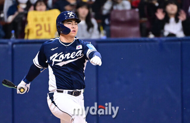 9일 오후 서울 구로구 고척스카이돔에서 진행된 '2025 NAVER K-BASEBALL SERIES' 대한민국-체코와의 평가전 경기.<br><br>대한민국 문현빈이 2회초 타격을 하고 있다./고척=곽경훈 기자
