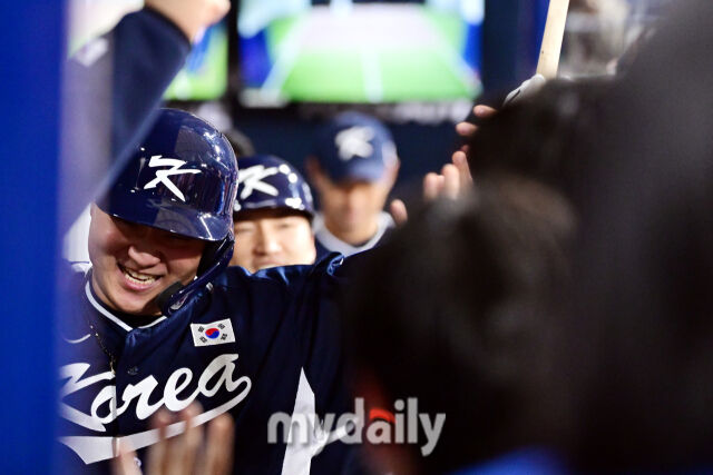 9일 오후 서울 구로구 고척스카이돔에서 진행된 '2025 NAVER K-BASEBALL SERIES' 대한민국-체코와의 평가전 경기.<br><br>대한민국 이재원이 9회말 무사 1루에서 대타로 등장해 투런 홈런을 때린 뒤 기뻐하고 있다./고척=곽경훈 기자
