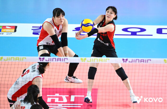 페퍼저축은행 이한비와 한다혜./KOVO