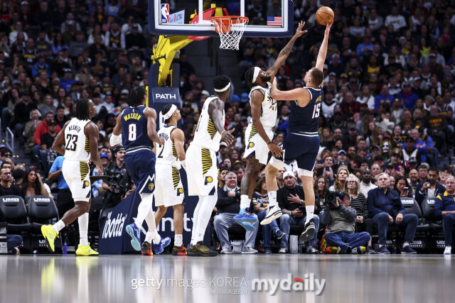 요키치(가장 오른쪽)가 9일 인디애나와 경기에서 슛을 던지고 있다. /게티이미지코리아