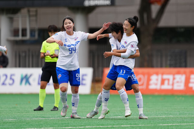 화천KSPO 선수들이 8일 서울시청과 경기에서 득점 후 기뻐하고 있다. /한국여자축구연맹 제공