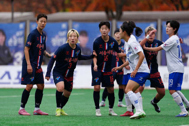 몸싸움을 벌이는 화천KSPO와 서울시청 선수들. /한국여자축구연맹 제공