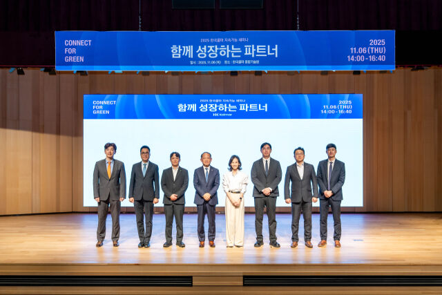 지난 6일 서울 서초구 소재 한국콜마 종합기술원에서 개최된 제3회 지속가능세미나에서 발표자들과 최현규 한국콜마 대표이사(왼쪽 네 번째) 등 관계자들이 기념사진을 촬영하고 있다. /한국콜마