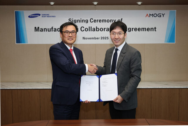김경희 삼성중공업 부사장(왼쪽)과 우성훈 아모지 대표가 전략적 협력 계약 기념 촬영을 하고 있다. /삼성중공업