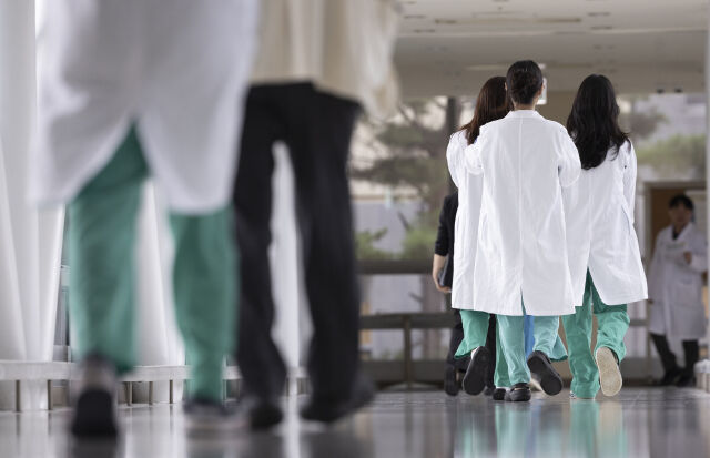 서울 시내의 한 대학병원에서 의료진이 이동하고 있다. /뉴시스