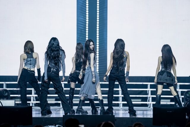 이즈나 / 웨이크원 제공