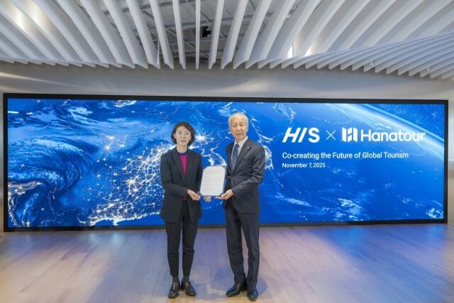 지난 7일 일본 현지에서 진행된 협약식에서 송미선 하나투어 대표이사(왼쪽)와 야다 모토시 HIS 대표이사가 기념촬영을 하고 있다./하나투어