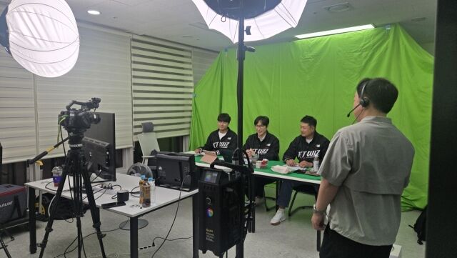 임세업 KT 전략데이터팀 과장, 강성철 아나운서, 심광호 KT 스카우트팀 과장(왼쪽부터)이 9일 서울 위즈TV 대행사 사옥에서 '2025 타오위안 아시아 프로야구 교류전'을 중계하고 있다../KT 위즈