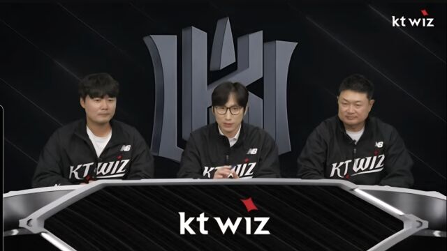 임세업 KT 전략데이터팀 과장, 강성철 아나운서, 심광호 KT 스카우트팀 과장(왼쪽부터)이 9일 서울 위즈TV 대행사 사옥에서 '2025 타오위안 아시아 프로야구 교류전'을 중계하고 있다../KT 위즈