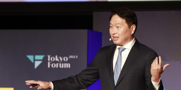 최태원 SK그룹 회장이 작년 11월 일본 도쿄대에서 열린 ‘도쿄포럼 2024’에서 개회사를 하고 있다. /SK