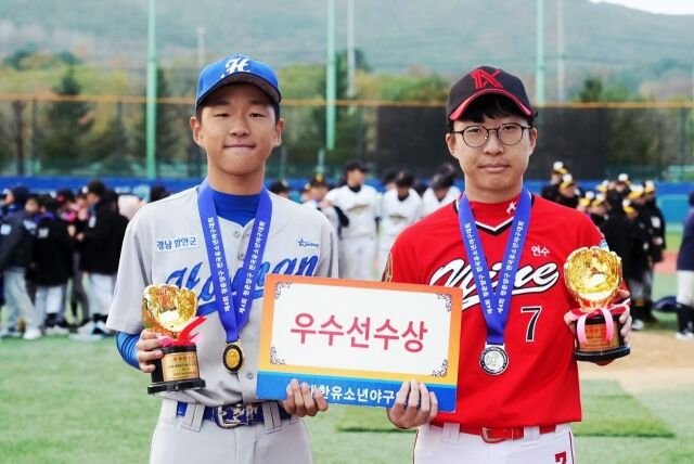 우수선수상을 받은 황태율(왼쪽)과 정영균. /대한유소년야구연맹 제공