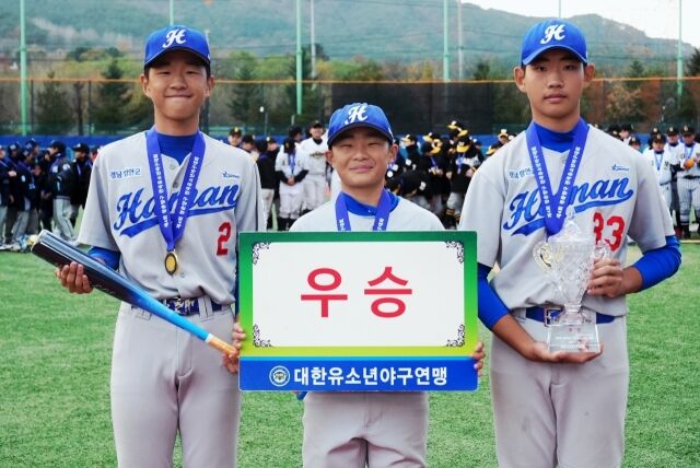 주니어백호에서 우승을 차지한 함안BSC 선수들. /대한유소년야구연맹 제공