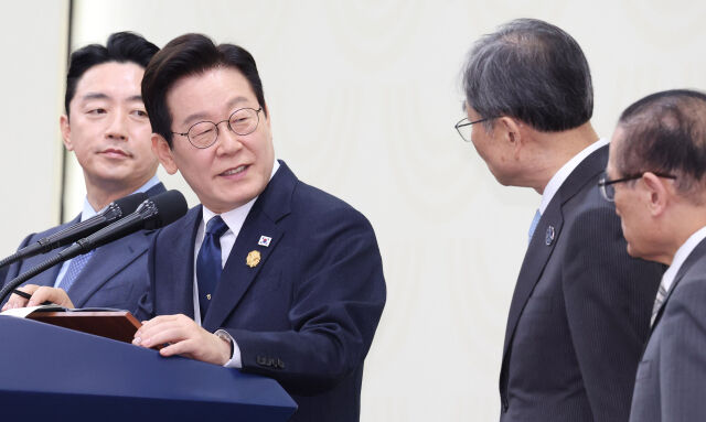 이재명 대통령이 지난 1일 경북 경주화백컨벤션센터(HICO) 내 마련된 APEC(아시아태평양경제협력체) 정상회의 국제미디어센터(IMC)에서 기자회견을 열고 조현 외교부 장관과 대화하고 있다. /뉴시스