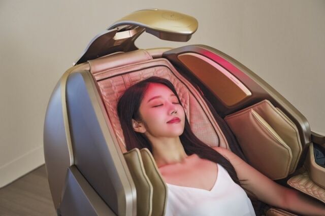  에스테틱 헬스케어로봇 ‘퀀텀 뷰티캡슐’에서 라이트 케어 모드를 사용하고 있는 모습. /바디프랜드