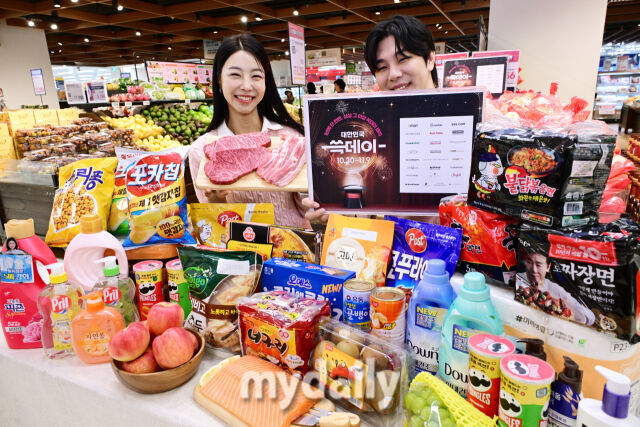지난달 28일 서울 이마트 용산점에서 모델들이 쇼핑 페스티벌 '쓱데이' 할인 상품을 소개하고 있다. /곽경훈 기자