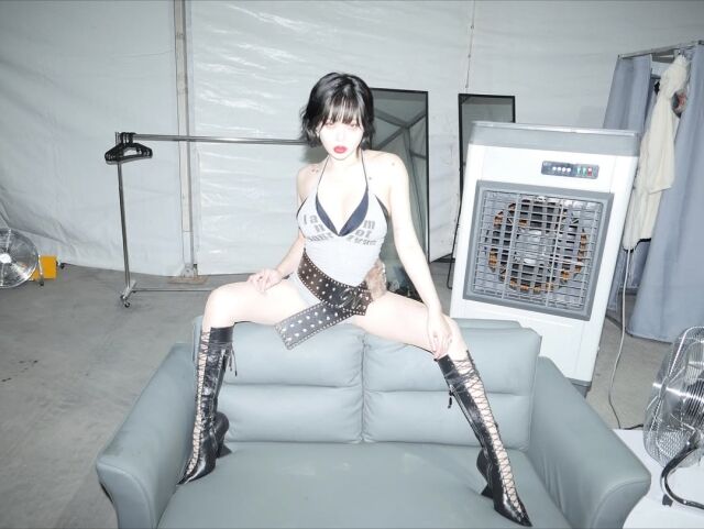 현아가 실신 후 파격적인 포즈를 취한 사진과 함께 감사 인사를 전했다. / 현아 인스타그램