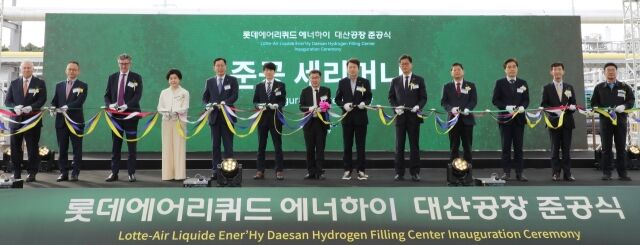 (왼쪽 세 번째부터) 로니 찰머스 에어리퀴드 아시아태평양 총괄대표, 김소미 에너하이 대표, 이영준 롯데케미칼 총괄대표, 안세창 기후에너지환경부 실장, 전형식 충청남도 정무부지사, 홍순광 서산시 부시장이 롯데에어리퀴드 에너하이 고압 수소출하센터 준공식에 참석했다. /롯데에어리퀴드 에너하이