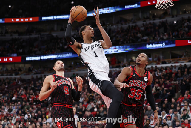 웸반야마(가운데)가 11일 시카고와 경기에서 돌파를 시도하고 있다. /게티이미지코리아