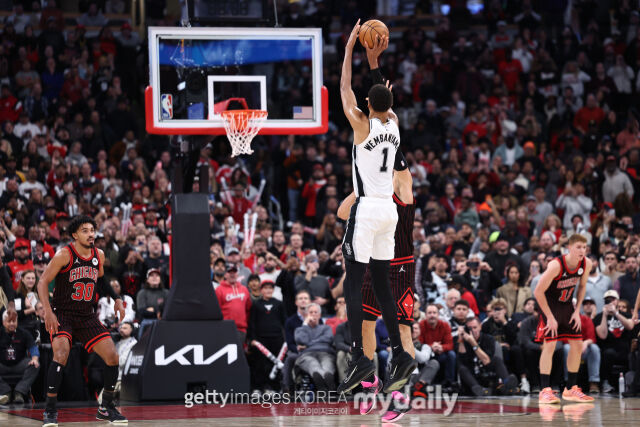 점퍼를 날리는 웸반야마. /게티이미지코리아