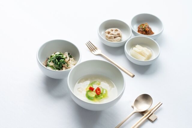 곤달비나물 비빔밥과 순두부탕 기본찬 3종. /롯데호텔앤리조트