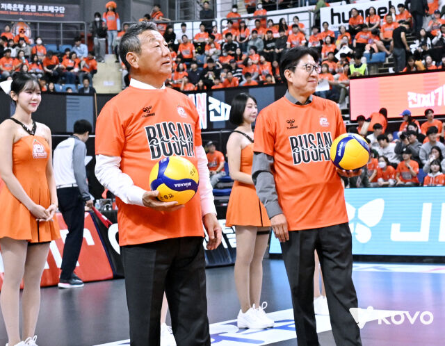 최윤 OK금융그룹 회장(왼쪽)과 박형준 부산시장./KOVO