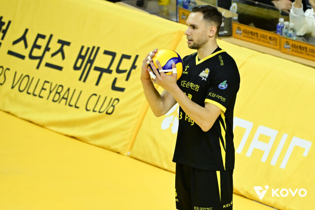 서브를 준비하는 비예나./KOVO