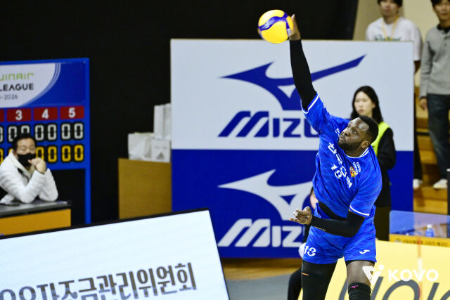 서브하는 베논./KOVO